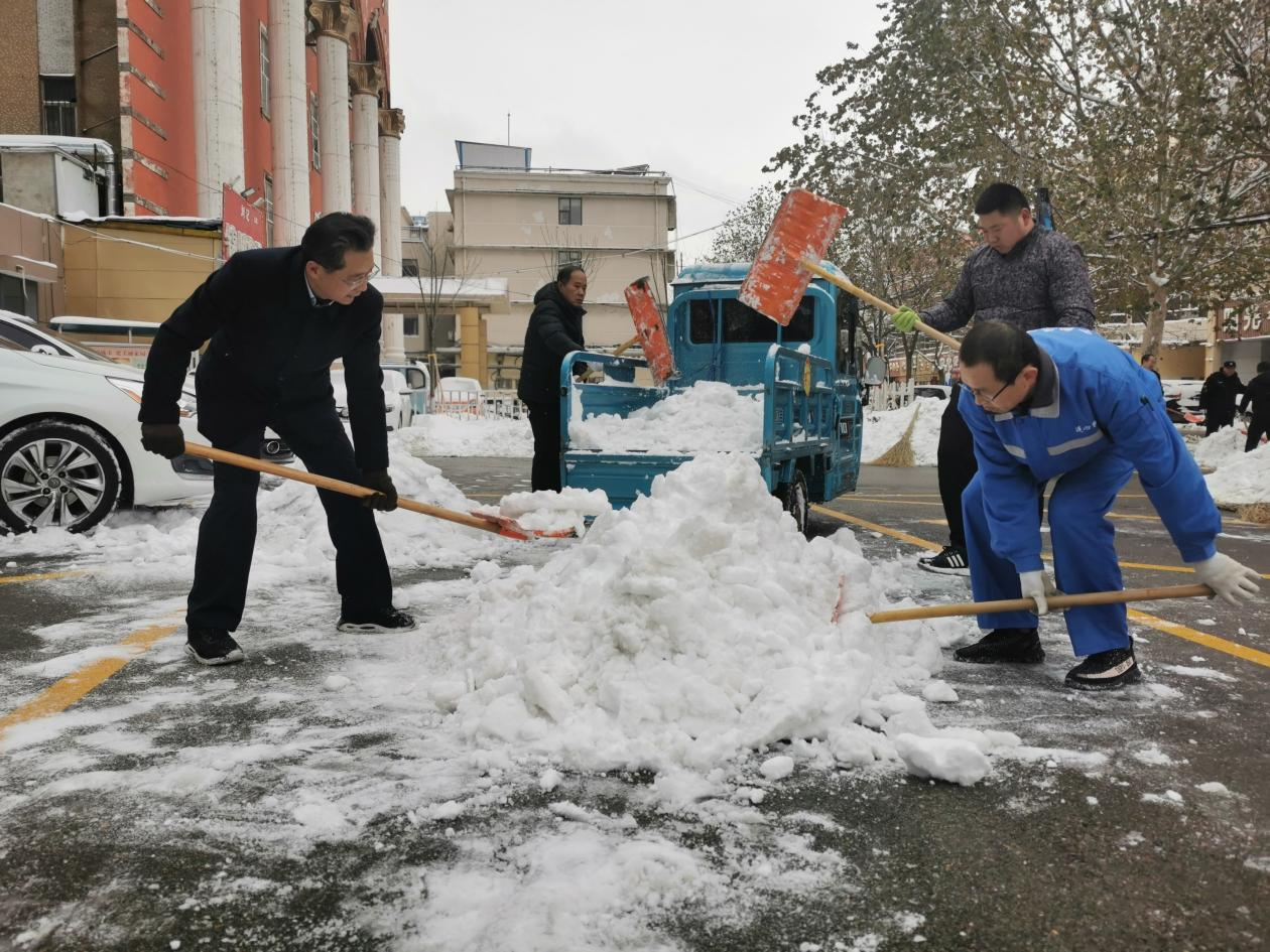 暴雪席蓋德州城 合力清雪保通行  